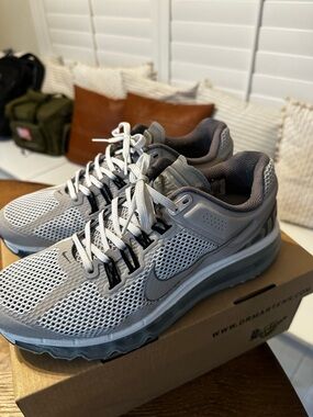 EXCELLENT CONDITION - NIKE AIR MAX 2013 - MEN SIZE 7.5/ WOMENS SIZE 9